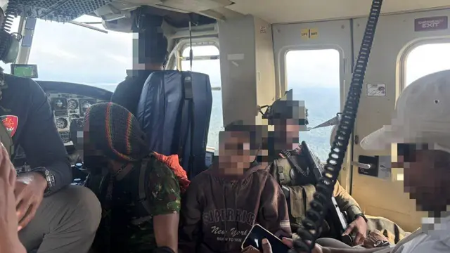 Satgas Kepolisian Operasi Damai Cartenz berhasil mengevakuasi Demerina Uamang (23), salah satu dari sembilan warga yang sebelumnya menjadi korban penculikan kelompok kriminal bersenjata (KKB) (Istimewa)