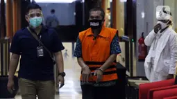 Heri Tantan Sumaryana (tengah) digiring petugas usai menjalani pemeriksaan, di Gedung KPK Merah Putih, Jakarta, Kamis (10/9/2020). KPK menahan Heri Tantan Sumaryana terkait kasus dugaan gratifikasi seleksi tes pengadaan pegawai CPNS pemkab Subang pada tahun 2013. (Liputan6.comHelmi Fithriansyah)