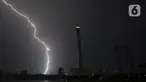 Kilatan petir menyambar di kawasan Monas, saat hujan yang disertai angin mengguyur Jakarta, Sabtu (21/12/2019),Malam. BMKG mengingatkan agar waspada terhadap potensi hujan deras yang disertai petir diprediksi akan terjadi dalam beberapa hari kedepan. (merdeka.com/Imam Buhori)