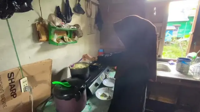Gadis 14 tahun di banjar rawat ibunya yang lumpuh