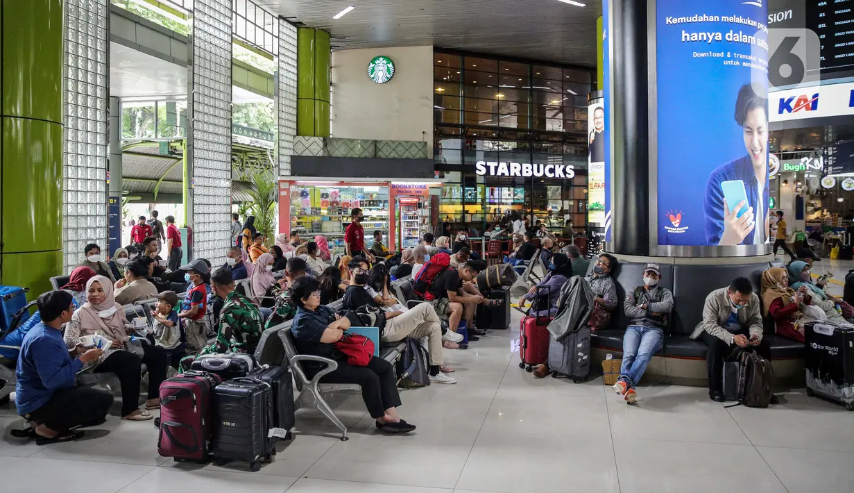 <p>Calon penumpang menunggu keberangkatan kereta di Stasiun Gambir, Jakarta, Minggu (26/2/2023). Dengan kebijakan H-45 tersebut, diharapkan masyarakat dapat lebih leluasa merencanakan perjalanan pada momen arus mudik Lebaran. (Liputan6.com/Faizal Fanani)</p>