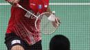 Pebulutangkis Indonesia, Anthony Sinisuka Ginting mengembalikan kok ke arah Tommy Sugiarto saat laga babak kedua tunggal putra Indonesia Masters 2020 di Istora GBK, Jakarta, Kamis (16/1/2020). Anthony Sinisuka Ginting unggul 21-16 21-15 dan melaju ke perempat final. (Liputan6.com/Helmi Fithriansyah)