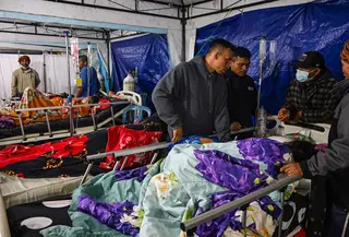 Para korban gempa bumi mendapatkan perawatan di tenda medis darurat di depan Rumah Sakit Ruteng di Ruteng, Manggarai, Nusa Tenggara Timur, Sabtu malam, 15 Agustus 2025. (AFP/ Juni Kriswanto)