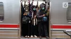 Penumpang KRL Jabodetabek saat menunggu KRL Commuterline di Stasiun Manggarai, Jakarta Pusat, Rabu (31/5/2023). (Liputan6.com/Johan Tallo)