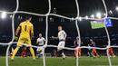 Pemain Tottenham Hotspur Kieran Trippier dan Toby Alderweireld menghampiri Hugo Lloris yang berhasil menepis tendangan penalti penyerang Manchester City Sergio Aguero pada leg pertama perempat final Liga Champions 2018-2019 di Tottenham Hotspur Stadium, London, Selasa (9/4). (Reuters/Paul Childs)