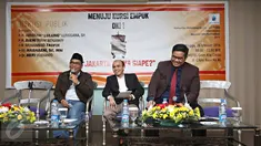 Biem Benyamin (kiri) saat menghadiri diskusi bertajuk "Menuju Kursi Empuk DKI 1", Jakarta, Minggu (28/2/2016). Biem Benyamin menjadi salah satu bakal cagub DKI dari Partai Gerindra. (Liputan6.com/Immanuel Antonius)