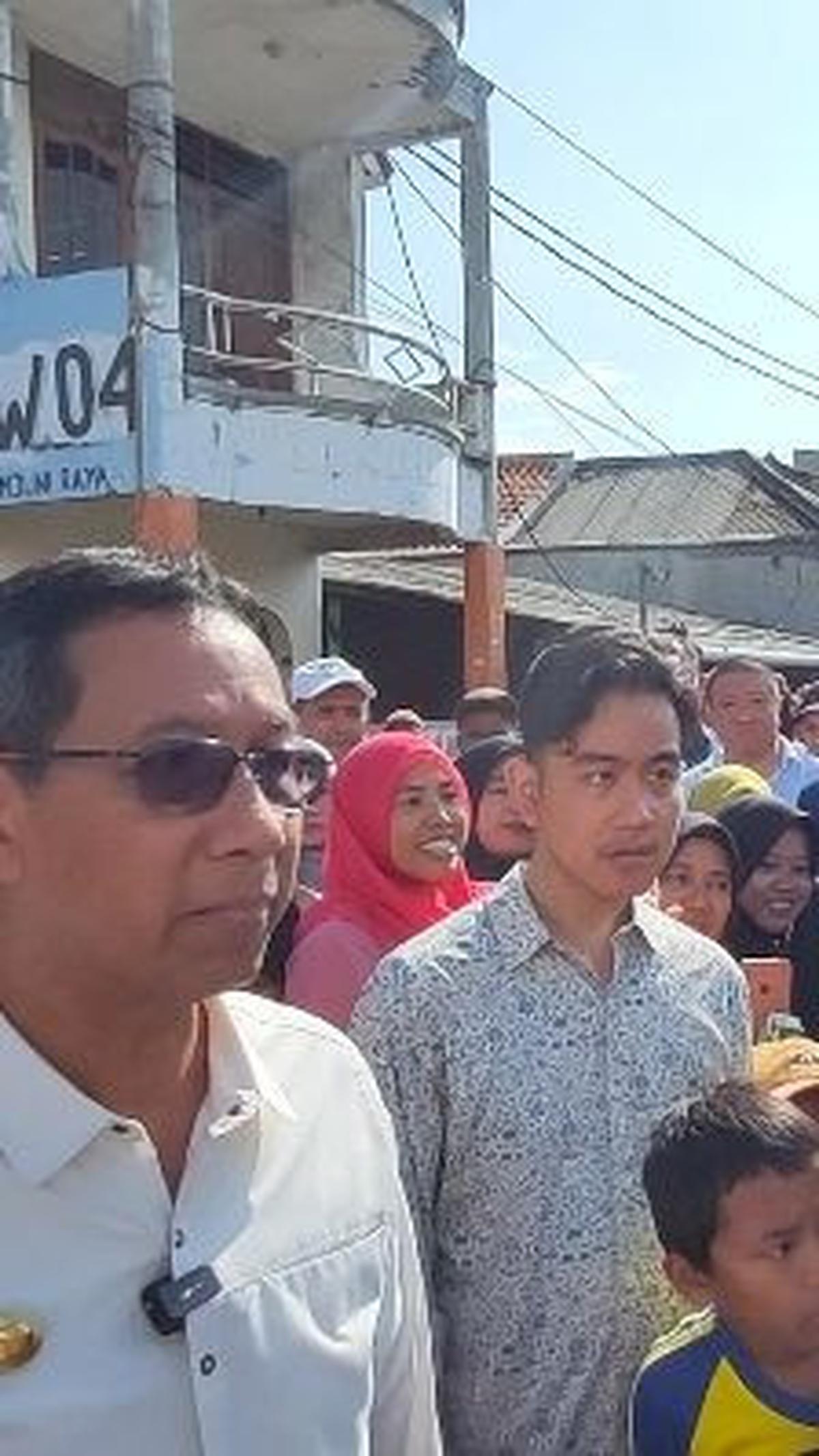 "Mendampingi Pak Pj Gubernur. Nggak ada agenda apa-apa, main aja. (Ini agenda sebagai) wali kota," ucap Gibran.