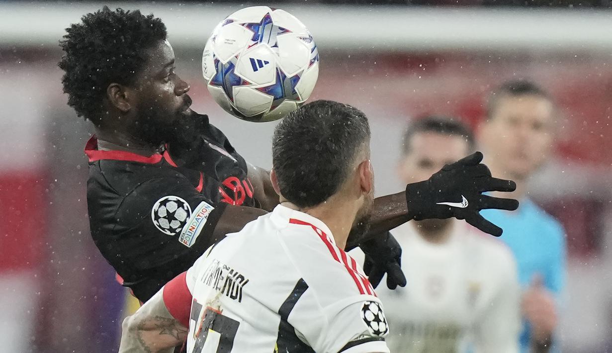 Striker RB Salzburg, Sekou Koita (kiri) mengontrol bola di depan bek Benfica, Nicolas Otamendi pada laga matchday keenam Grup D Liga Champions 2023/2024 di Red Bull Arena, Salzburg, Austria, Rabu (13/12/2023) dini hari WIB. (AP Photo/Matthias Schrader)