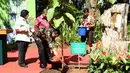 Presiden Joko Widodo didampingi Menteri LHK, Siti Nurbaya dan Menkoperek Darmin Nasution saat menanam pohon pada peringatan hari lingkungan hidup 2017 di Kementerian Kehutanan, Jakarta, Selasa (2/8). (Liputan6.com/Angga Yuniar)