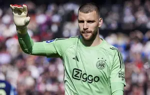 Maarten Paes Masuk Skuad Ajax, Peluang Jadi Starter di Conference League