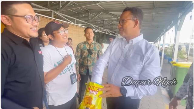 Momen Lucu Anies Baswedan Ngobrol Sambil Comot Camilan Warga.  foto: Youtube Dapur Ngeh