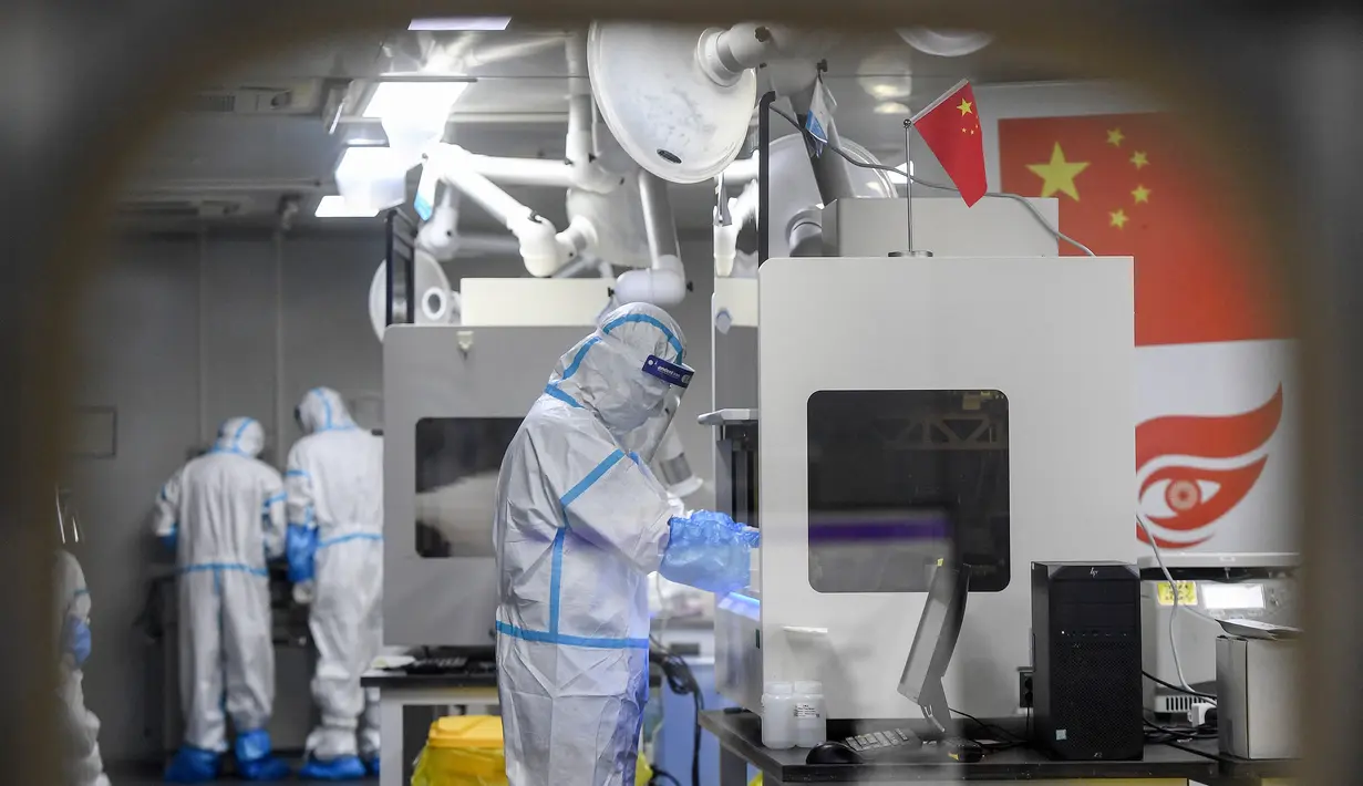 Teknisi laboratorium yang mengenakan alat pelindung diri (APD) mengerjakan sampel yang akan diuji untuk virus corona Covid-19 di laboratorium Fire Eye, fasilitas pengujian Covid-19, di Wuhan di provinsi Hubei tengah China (5/8/2021). (AFP/STR)