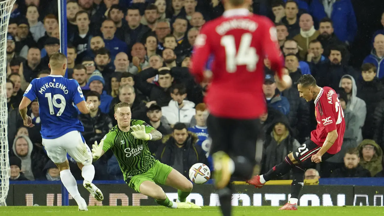 Foto: Kiper Everton Hampir Bikin Gol Penyeimbang Ke Gawang MU di Liga Inggris