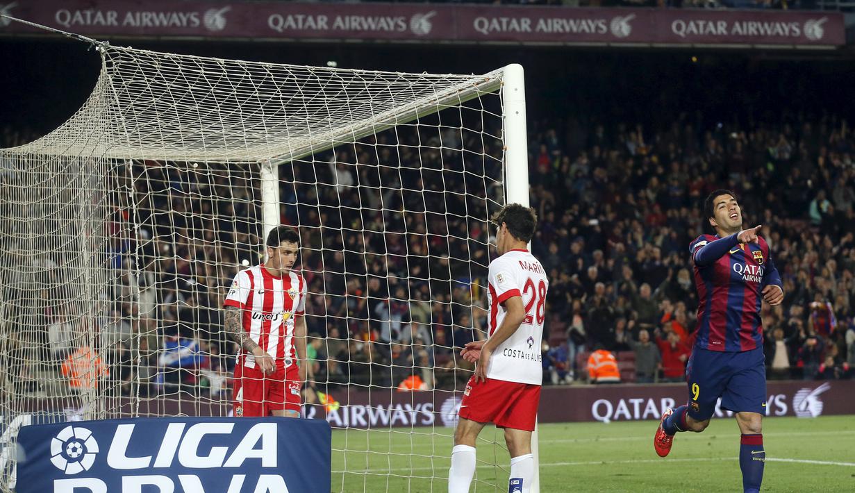 Selebrasi Luis Suarez saat menjebol gawang Almeria di Stadion Camp Nou, Kamis (9/4/2015) dini hari WIB. (REUTERS/Albert Gea)