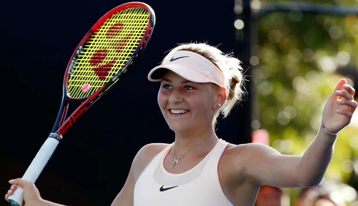 Marta Kostyuk setelah mengalahkan Peng Shuai dari China di Australia Terbuka di Melbourne, (15/1). Setelah mengalahkan Peng Shuai dan Olivia Rogowska, Kostyuk melaju ke babak ketiga menghadapi rekan senegaranya Elina Svitolina. (AP Photo/Ng Han Guan)