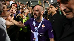 Gelandang baru Fiorentina, Franck Ribery berjabat tangan dengan para fans selama perkenalan resmi dirinya di Florence, Italia (22/8/2019). Di Fiorentina Ribery mendapat bayaran empat juta euro per musim ditambah bonus. (AFP Photo/Andreas Solaro)
