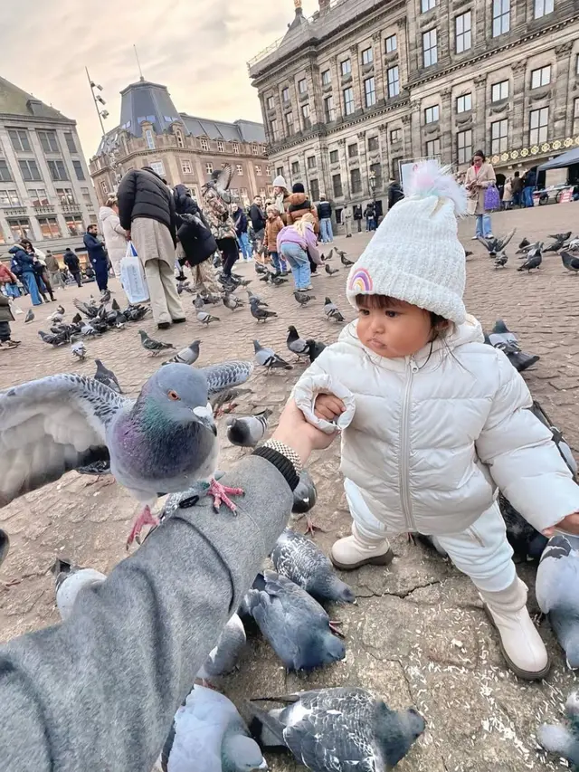 Momen menggemaskan Cunda saat berlibur di Belanda. (credit:instagram.com/dek_cunda)