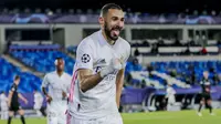 Striker Real Madrid, Karim Benzema, melakukan selebrasi usai mencetak gol ke gawang Borussia Monchengladbach pada laga Liga Champions di Stadion Alfredo Di Stefano, Kamis (10/12/2020). Real Madrid menang dengan skor 2-0. (AP/Bernat Armangue)