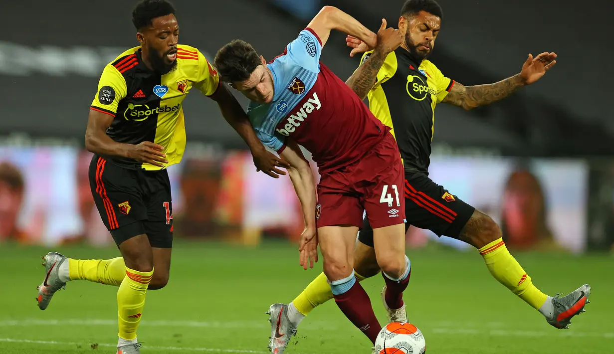 Gelandang West Ham United, Declan Rice, berebut bola dengan gelandang Watford, Nathaniel Chalobah, pada laga lanjutan Premier League pekan ke-36 di London Stadium, Sabtu (18/7/2020) dini hari WIB. West Ham menang 3-1 atas Watford. (AFP/Richard Heathcote/pool)