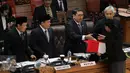 Ketua DPR Ade Komarudin (tengah), Wakil Ketua DPR Taufik Kurniawan, Fadli Zon dan Agus Hermanto berfoto bersama Komisioner KPI terpilih saat Rapat Paripurna ke-33 Masa Persidangan V tahun 2015-2016 di Jakarta, (20/7). (Liputan6.com/Johan Tallo)