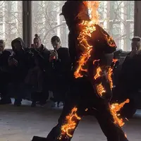 Aksi model Heliot Emil yang dibakar oleh api menjadi viral di Paris Fashion Week. @heliot_emil.