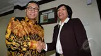 Ketua MPR Zulkili Hasan (kiri) berjabat tangan dengan Duta Besar Kuba untuk Indonesia Enna Viant Valdes di Ruang Pimpinan MPR, Jakarta, Selasa (17/3/2015). Pertemuan tersebut membahas kerja sama kedua belah negara.(Liputan6.com/Andrian M Tunay)