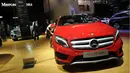 Pekerja membersihkan mobil Mercedes yang dipamerkan di Indonesia Internasional Motor Show 2016 di JIEXPO Kemayoran Jakarta, Kamis (7/4/2016). Mercedes tipe GLA 200 Sport ini dibanderol 749 juta rupiah on the road. (Liputan6.com/Helmi Fithriansyah)