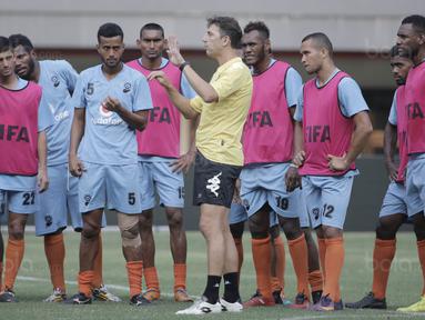 Pelatih Timnas Fiji, Christope Gamel, memimpin latihan jelang laga melawan Indonesia di Stadion Patriot, Bekasi, Jumat, (1/9/2017). Fiji akan menjalani laga Persahabatan melawan Indonesia. (Bola.com/M Iqbal Ichsan)