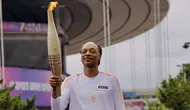 Aksi bintang rap kenamaan Amerika Serikat, Snoop Dog, membawa obor api Olimpiade 2024 atau torch relay di Paris, Jumat (26/7/2024). (Dok. Snoop Dog)