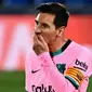 Striker Barcelona, Lionel Messi, tampak kecewa usai ditaklukkan Getafe pada laga Liga Spanyol di Stadion Coliseum Alfonso Perez, Minggu (18/10/2020). Barcelona takluk dengan skor 1-0. (AFP/Gabriel Bouys)