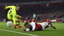 Pemain Arsenal, Danny Welbeck (kanan) jatuh saat berebut bola dengan kiper West Ham United, Joe Hart pada laga Piala Liga Inggris di Emirates Stadium, London, (19/12/2017). Arsenal menang 1-0. (AFP/Ben Sransall)