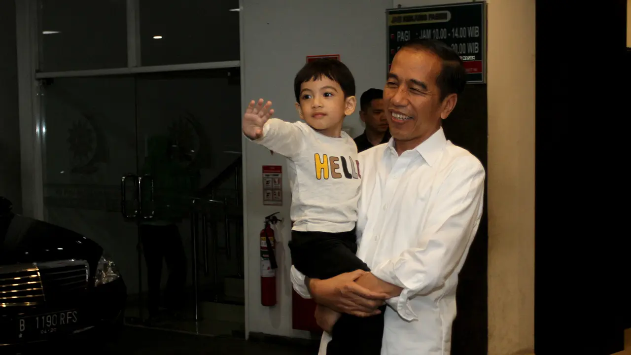 Jan Ethes Srinarenda Gembira Adiknya Lahir