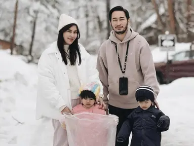 Liburan ke Jepang pada musim dingin, Syahnaz dan Jeje banyak menikmati momen serunya bermain salju dengan kedua anak kembarnya. Zayn dan Zunay pun terlihat asyik dan menggemaskan dengan pakaian tebalnya. Momen kebersamaan keluarga saat menjalani liburan di Jepang ini pun menuai banyak sorotan. (Liputan6.com/IG/@syahnazs)