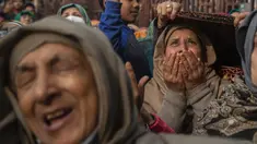 Umat Muslim Kashmir menangis saat berdoa dalam peringatan hari ulang tahunnya meninggalnya Syekh Abdul Qadir Jeelani di Srinagar, Kashmir yang dikuasai India, Rabu (17/11/2021). Peringatan hari meninggalnya Syekh Abdul Qadir Jeelani diikuti oleh ratusan Muslim Kashmir Sufi. (AP Photo/Mukhtar Khan)