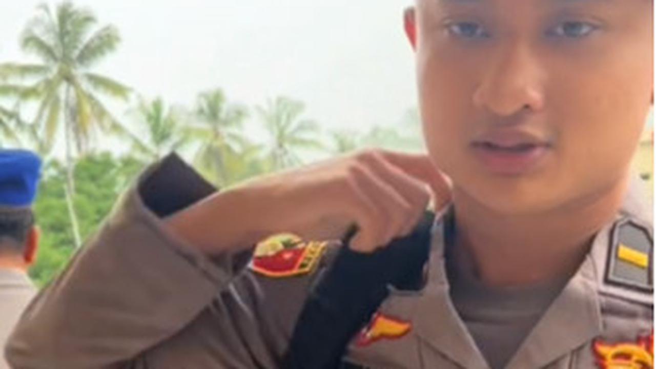 Tak berselang lama usai Ego mendaratkan sikap sempurna dan hormat, dia ditanya soal isi tas oleh sang komandan. Sontak, Ego langsung membuka tas.&nbsp;