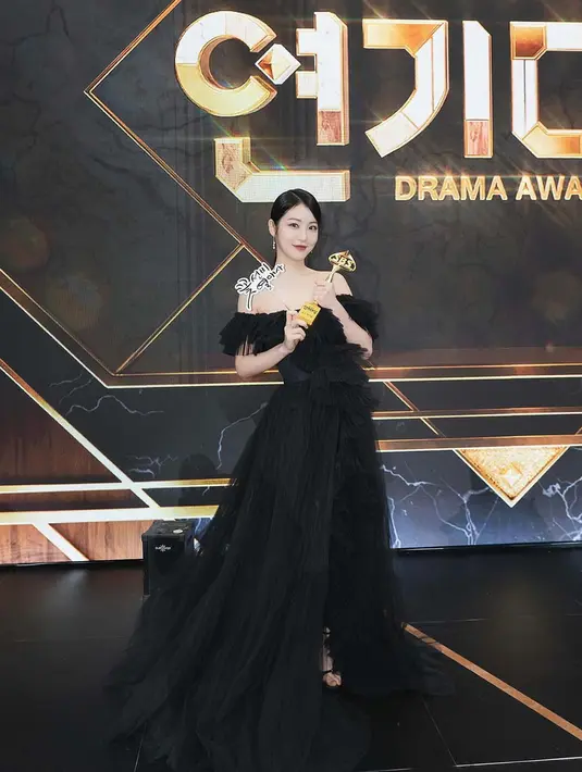 Shin Ye Eun tampil penuh gaya dengan off the shoulder gown berwarna hitam. [Foto: Instagram/s_yeyeluv]