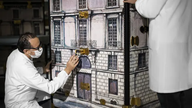 Dior Pilih Koper Ajaib untuk Pamerkan Koleksi Gaun Mini Haute Couture Autumn/Winter 2020