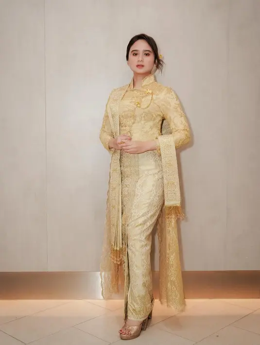Kekasih Dul itu mengenakan kebaya janggan yang jadi ciri khas dari Jeng Yah namun dengan warna emas [@tissabiani]