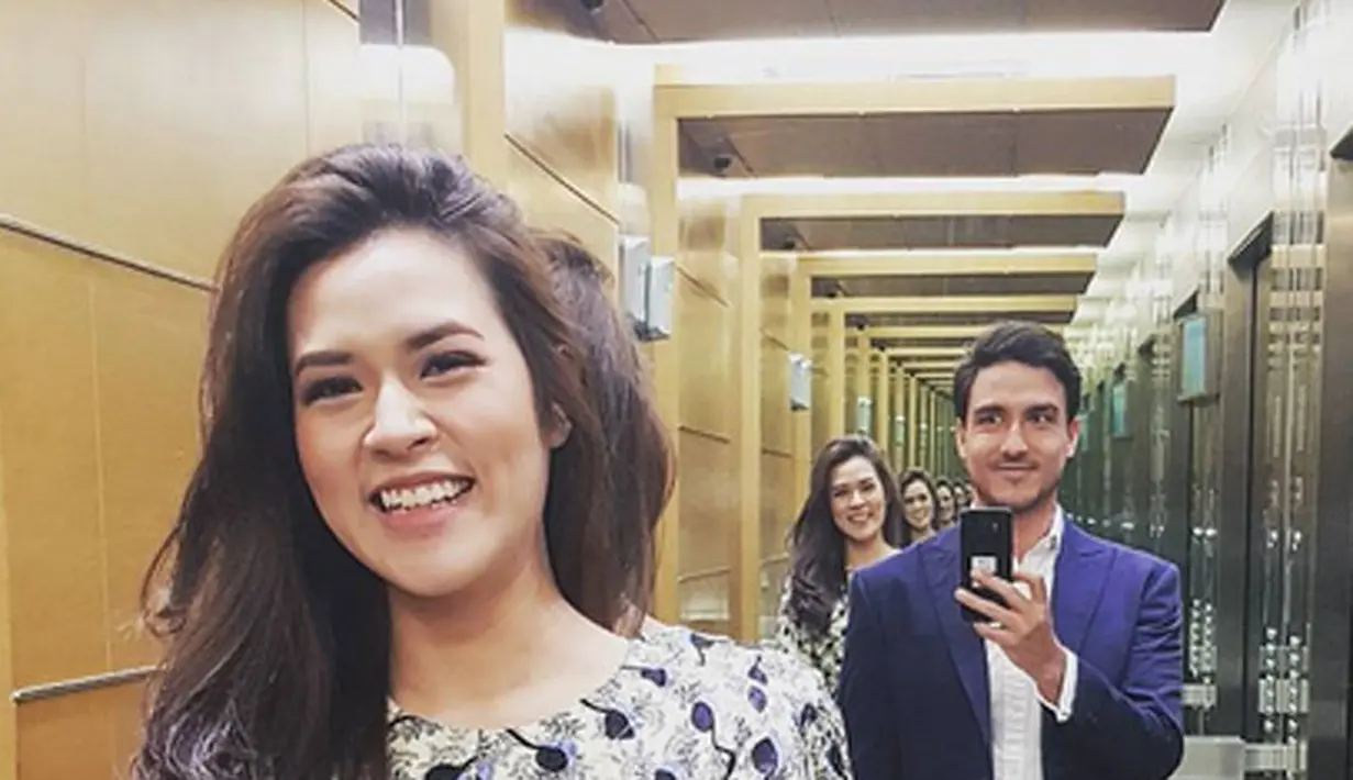 Dalam sesi pengajian, Raisa begitu anggun dengan pakaian bernuansa serba putih yang dikenakannya saat itu. Dalam foto-fotonya, aura kecantikan Raisa bergitu terpancar terlebih saat terlihat membaca Al-Quran. (Instagram/hamishdaud)