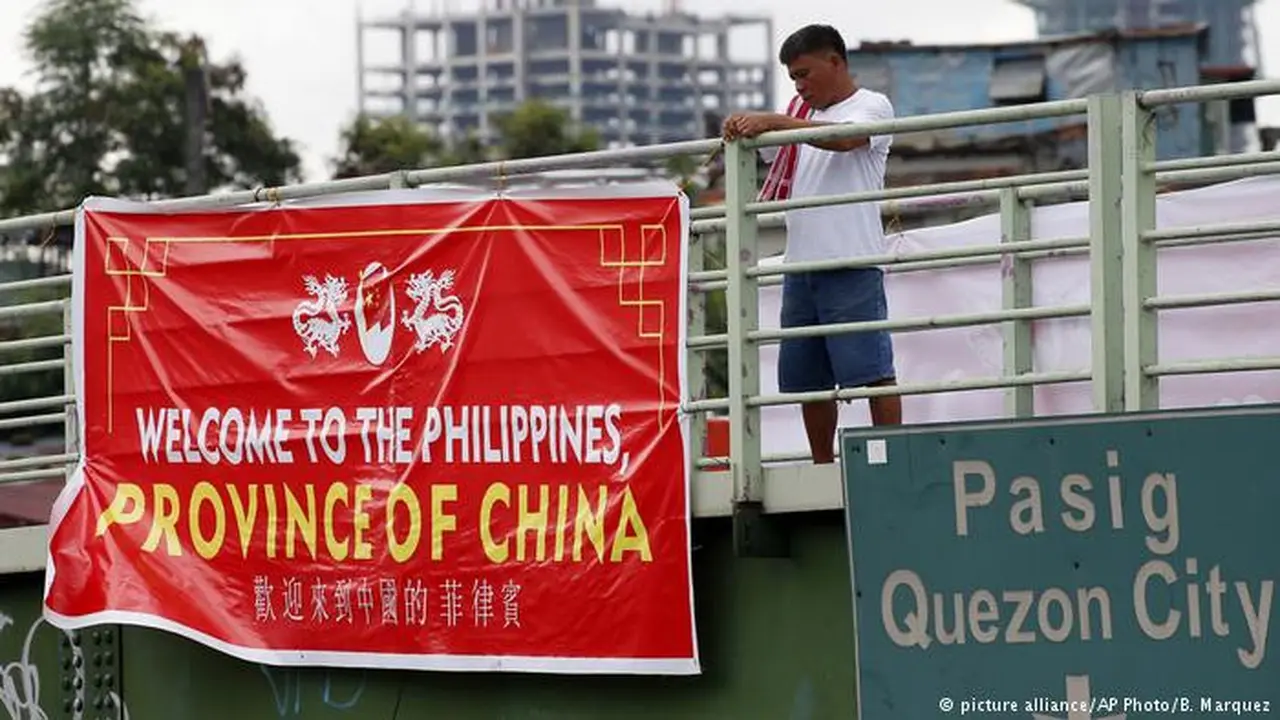 Spanduk  kontroversial yang bertuliskan Filipina sebagai provinsi China, bertebaran di beberapa sudut jalan utama di Manial (AP/B.Marquez)