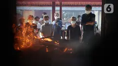 Keluarga dan kerabat menyaksikan proses kremasi jenazah di Krematorium Cilincing, Jakarta, Kamis (29/7/2021). Sejak 19 Juli 2021, Krematorium Cilincing juga melayani kremasi jenazah dengan protokol COVID-19. (Liputan6.com/Helmi Fithriansyah)