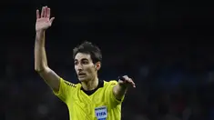 Laga Liga Spanyol pekan ke-33 antara Sevilla melawan Granada, Minggu (25/4/2021) berakhir konyol. Laga yang telah diakhiri wasit Ricardo de Burgos Bengoetxea kembali dilanjut setelah para pemain Granada memprotes kekeliruan wasit meniup pluit akhir secara prematur. (AFP/Gabriel Bouys)