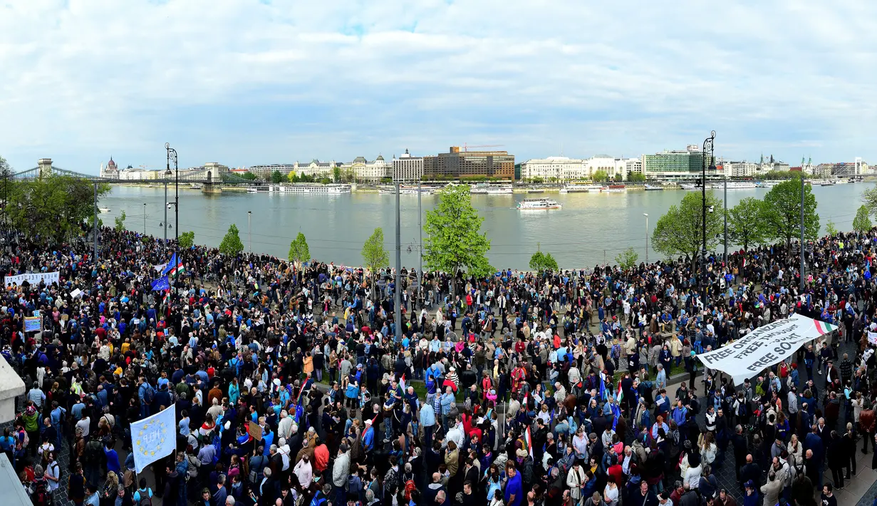 Unjuk rasa di Budapest menjadi protes terbesar anti-pemerintah dalam sejarah Hongaria karena dihadiri hampir 80.000 orang, Hungaria, Minggu (9/4). Mereka menolak kebijakan baru terkait aturan baru bagi perguruan tinggi asing. (AFP PHOTO/ATTILA KISBENEDEK)