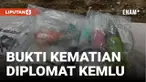 Polda Metro Jaya memperlihatkan sejumlah barang bukti terkait kematian diplomat muda Kemlu, ADP (39), yang ditemukan tewas di kamar indekos, termasuk lakban, laptop, pelumas, bungkus kondom, pakaian korban, koper merah, serta sisa makanan dan perleng...