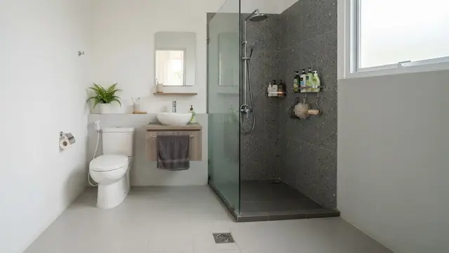 Kamar Mandi Minimalis Kecil dengan Shower di Sudut