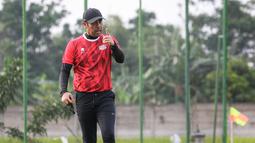 Pria kelahiran Payahkumbuh, Sumatera Barat tersebut resmi diperkenalkan sebagai nahkoda baru skuat Tangsel Warriors pada Senin, 4 April 2022. (Bola.com/Bagaskara Lazuardi)