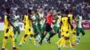 Wasit Sadok Selmi dari Tunisia (tengah) memberikan tendangan penalti untuk Nigeria saat melawan Ghana pada pertandingan sepak bola leg kedua kualifikasi Piala Dunia 2022 di Abuja, Nigeria, 29 Maret 2022. Pertandingan berakhir imbang 1-1. (AP Photo/Sunday Alamba)