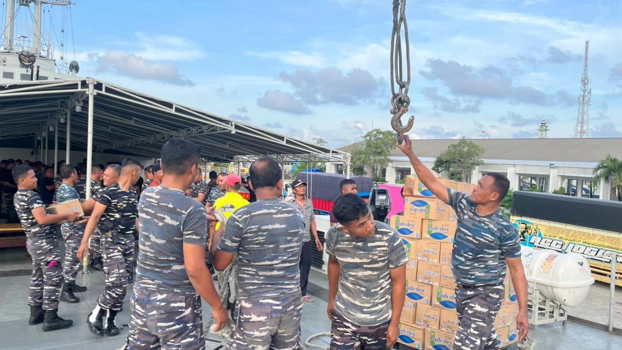 KRI Teluk Gilimanuk-531 Berlayar ke Lhokseumawe dan Kuala Idie Aceh Bawa Bantuan Kemanusiaan