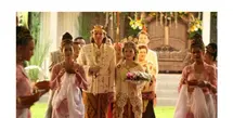 Prof. Stella Christie bagikan potret pernikahannya beberapa waktu lalu. Pada kesempatan itu, ia menggelar pesta dengan adat sunda. Terlihat ia mengenakan kebaya dan siger khas Sunda. [Foto: Instagram/ Prof. Stella Christie]