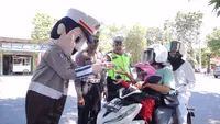 Pengendara tertib dapat paket telur dalam Operasi Patuh Candi 2023 di Pemalang. (Foto: Liputan6.com/Humas Polres Pemalang)